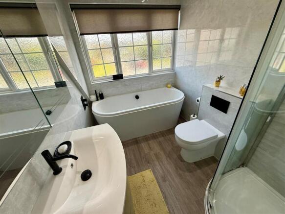 SR3 Bathroom.jpg