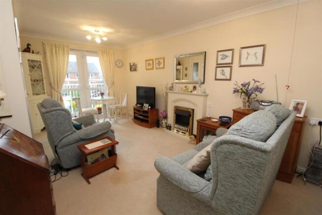 LOUNGE/ DINING ROOM