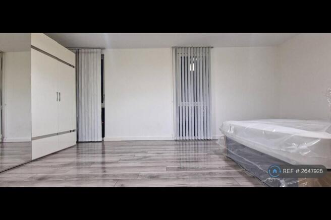 Master Bedroom - Floor To Ceiling Windows X2