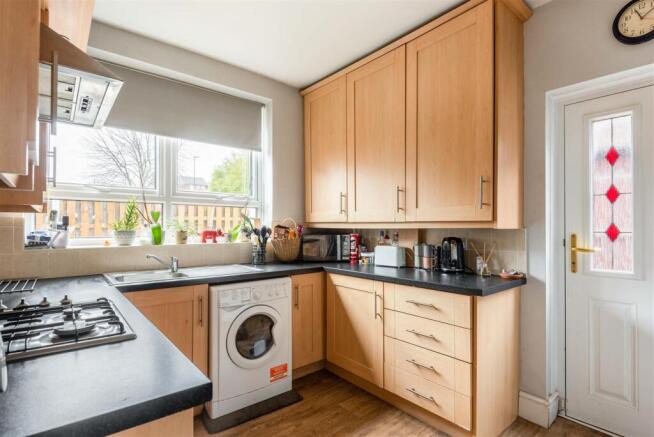 2 bed Semi-Detached to rent Image 6