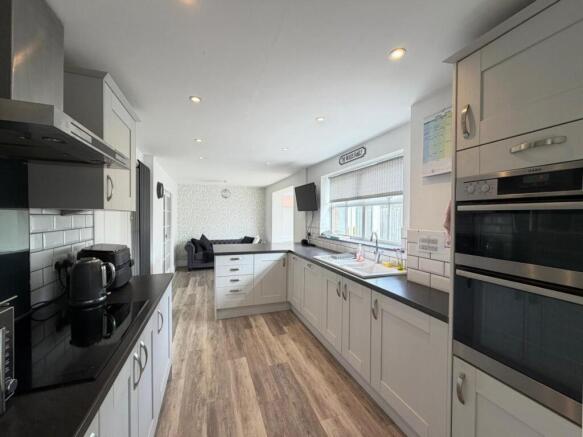 Kitchen/ Dining Room