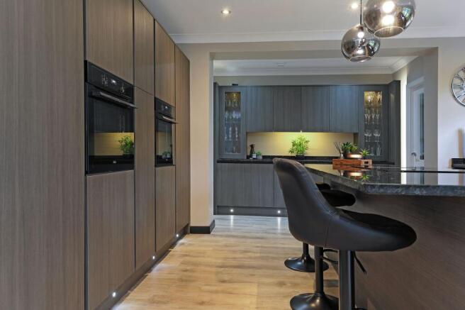 5 bed Detached for sale Image 7