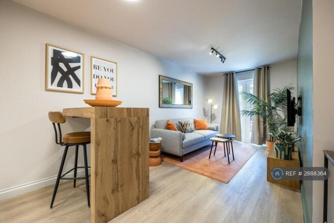 Spacious And Bright One Bedroom Garden Flat