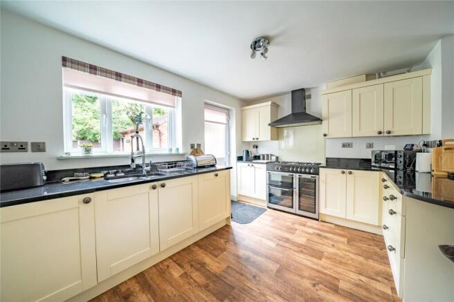 4 bed Detached for sale Image 10