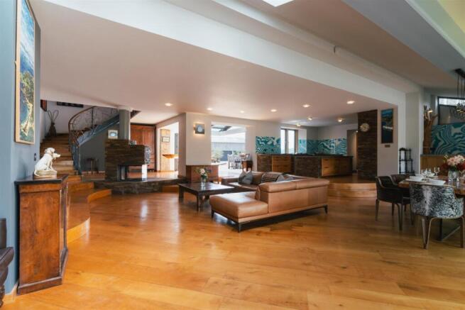 6 bed Detached for sale Image 8