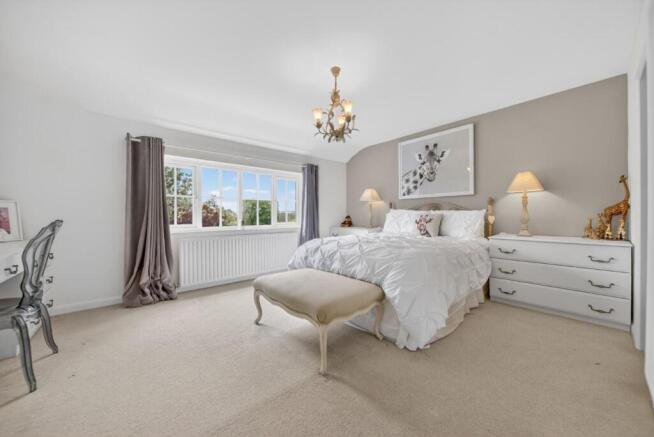 5 bed Detached for sale Image 11