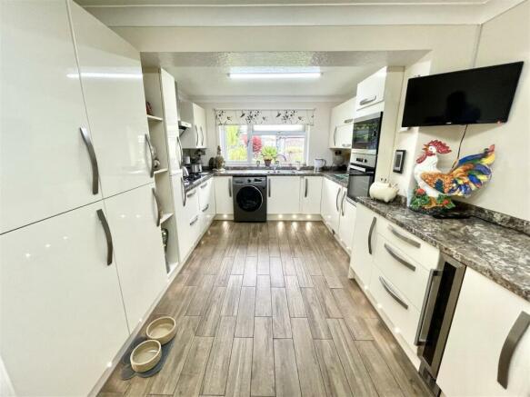 KITCHEN/DINER :