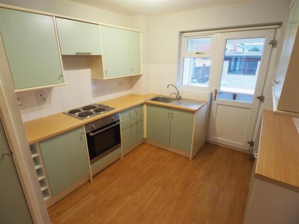 Spacious Fitted Kitchen 004