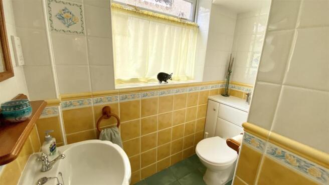 GUEST CLOAKROOM