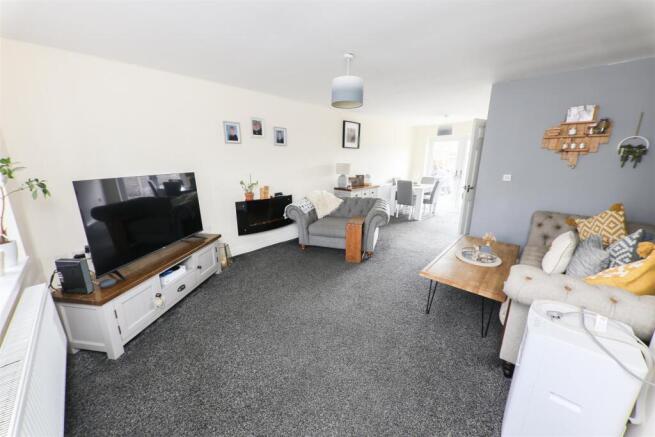 OPEN PLAN LOUNGE & DINING ROOM