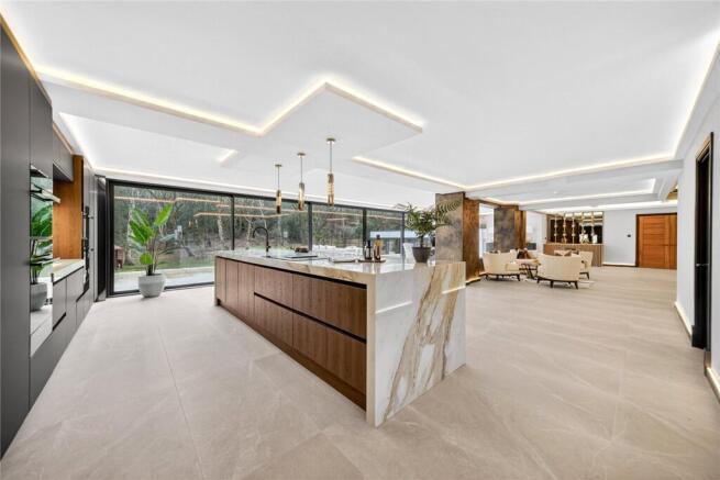 5 bed Detached for sale Image 5