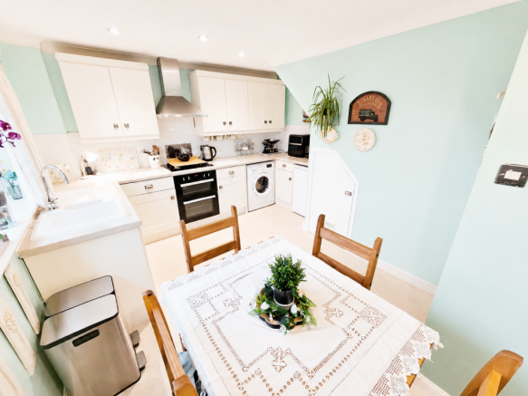 3 bed Semi-Detached for sale Image 8
