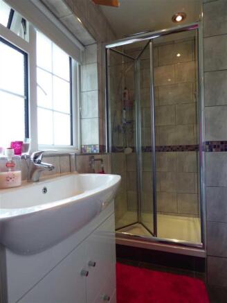 EN-SUITE SHOWER ROOM