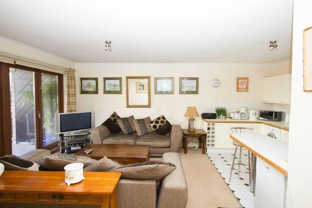 RECEPTION ROOM (PHOT