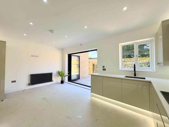 4 bed Town House for sale Image 5
