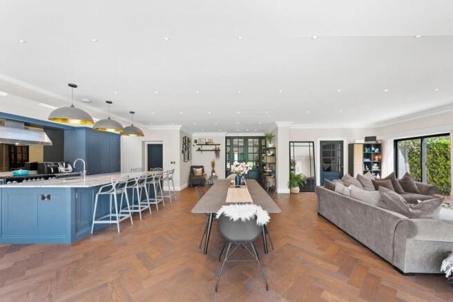 6 bed Detached for sale Image 6