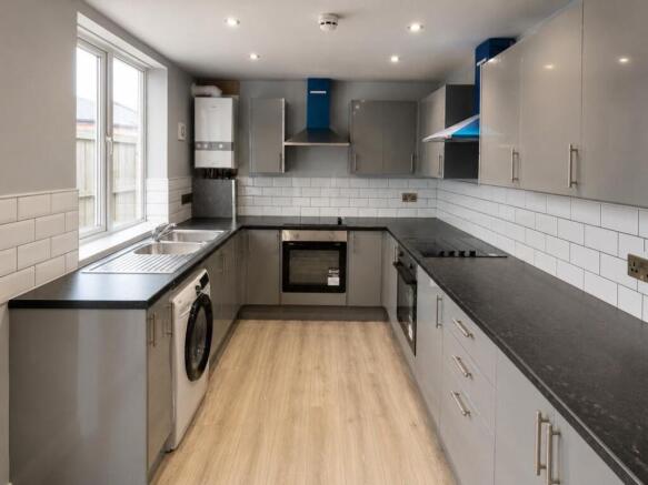 6 bed House to rent Image 2