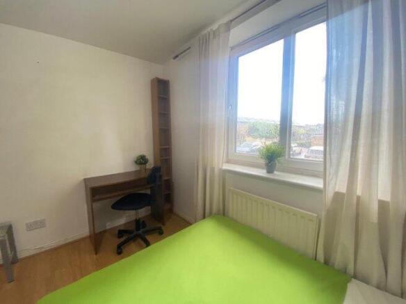 room-3-flat-1-5-millenium-drive-e14-3ge-993543