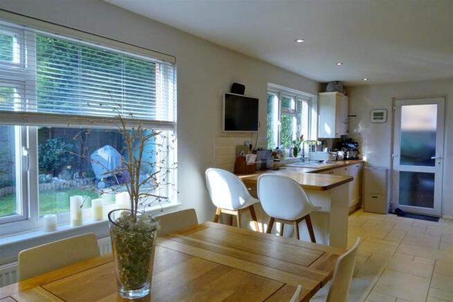 Kitchen/Dining Room: