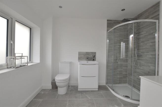 Spacious En-Suite