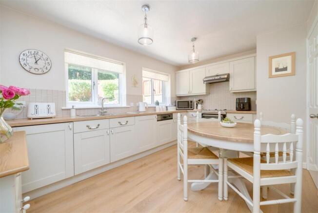 4 bed House for sale Image 10