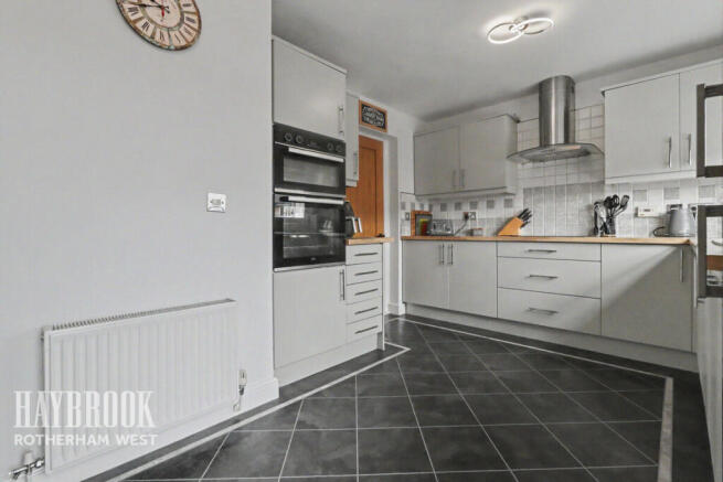 4 bed Detached for sale Image 4