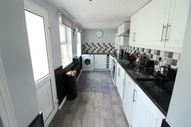 BREAKFASTING/KITCHEN