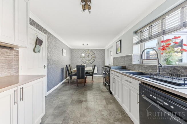 4 bed Detached for sale Image 7