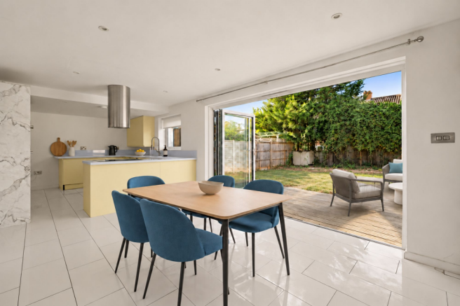 Lyfield, Oxshott, KT22 photo 4