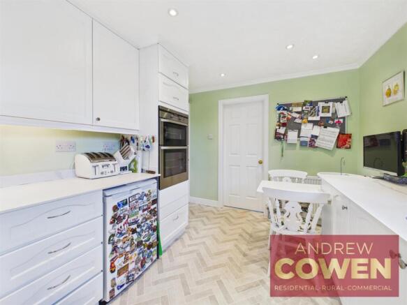 4 bed Detached for sale Image 6
