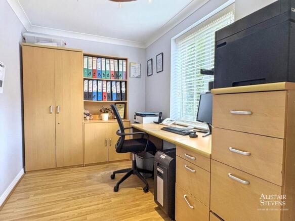 4 bed Detached for sale Image 11