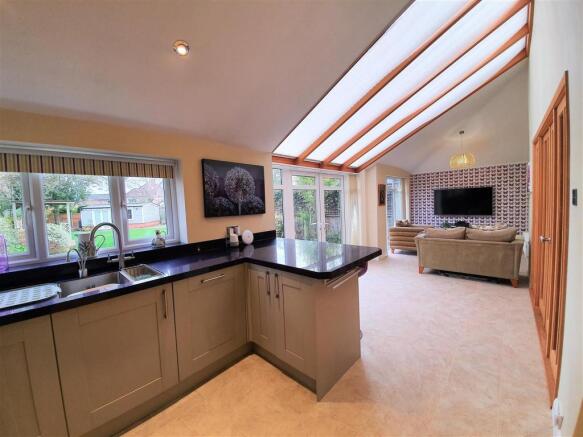 7 Glenhurst Avenue - kitchen1.jpg