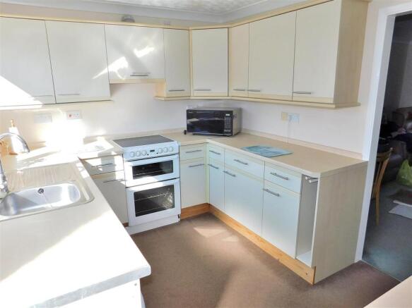 KITCHEN 2.JPG