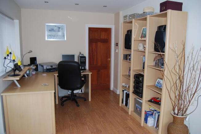BEDROOM 2 /STUDY