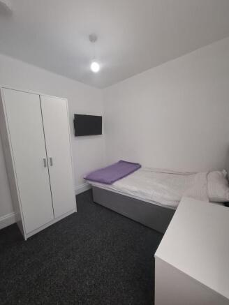Furnished single room in newly refurbished shared