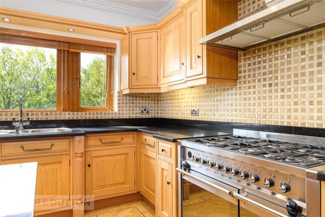 5 bed Detached for sale Image 7