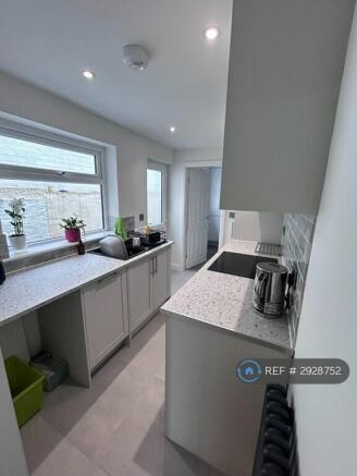 2 bed Terraced to rent Image 5