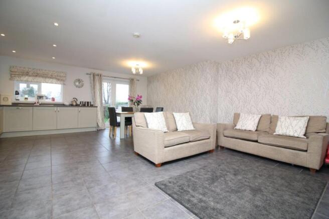 Open Plan Kitchen, Dinng & Lounge Area