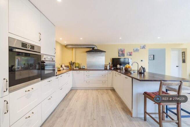 Integral: Ovens. Induction Hob. Dishwasher. Fridge