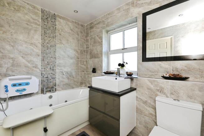 4 bed Detached for sale Image 10