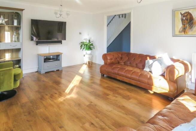 LOUNGE 1.JPG
