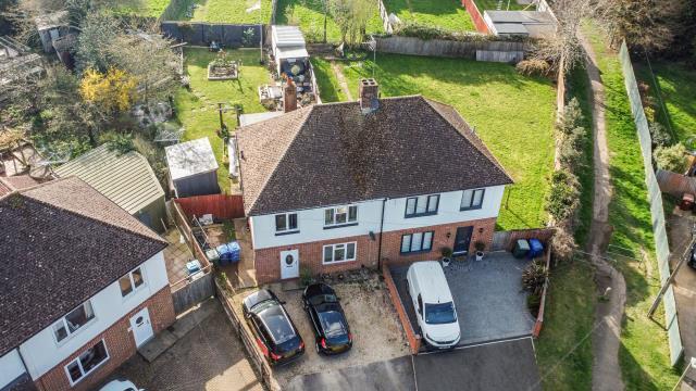3-bed semi-detached on Cherry Road, Banbury, £350,000