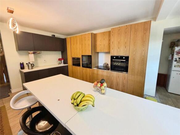 5 bed Detached for sale Image 11