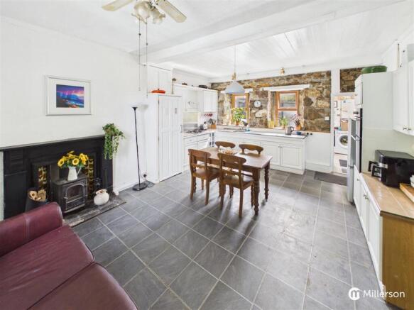 KITCHEN/DINING ROOM