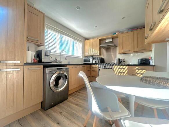 Winchgrove Road, Bracknell, Berkshire photo 3