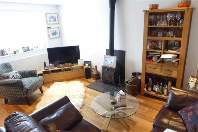 FRONT LOUNGE