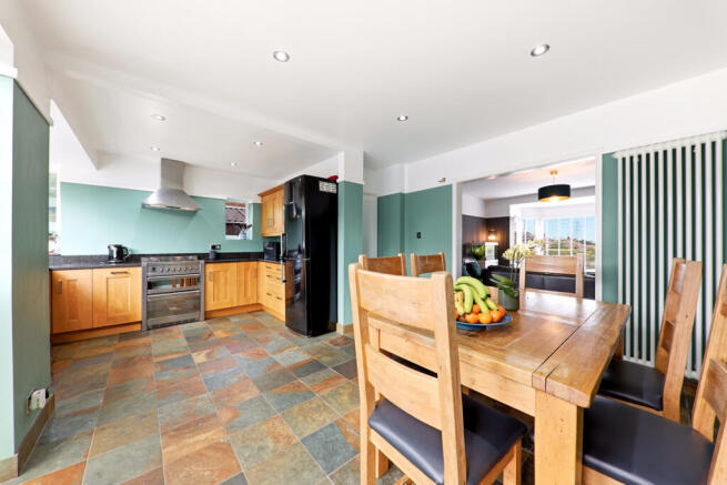 4 bed Semi-Detached for sale Image 4