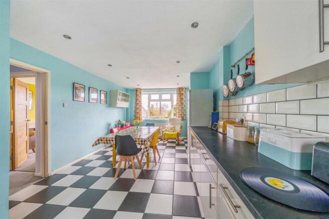 KITCHEN/DINING ROOM