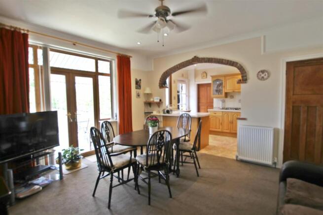 KITCHEN/DINING ROOM