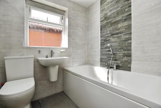 5 bed Detached for sale Image 7